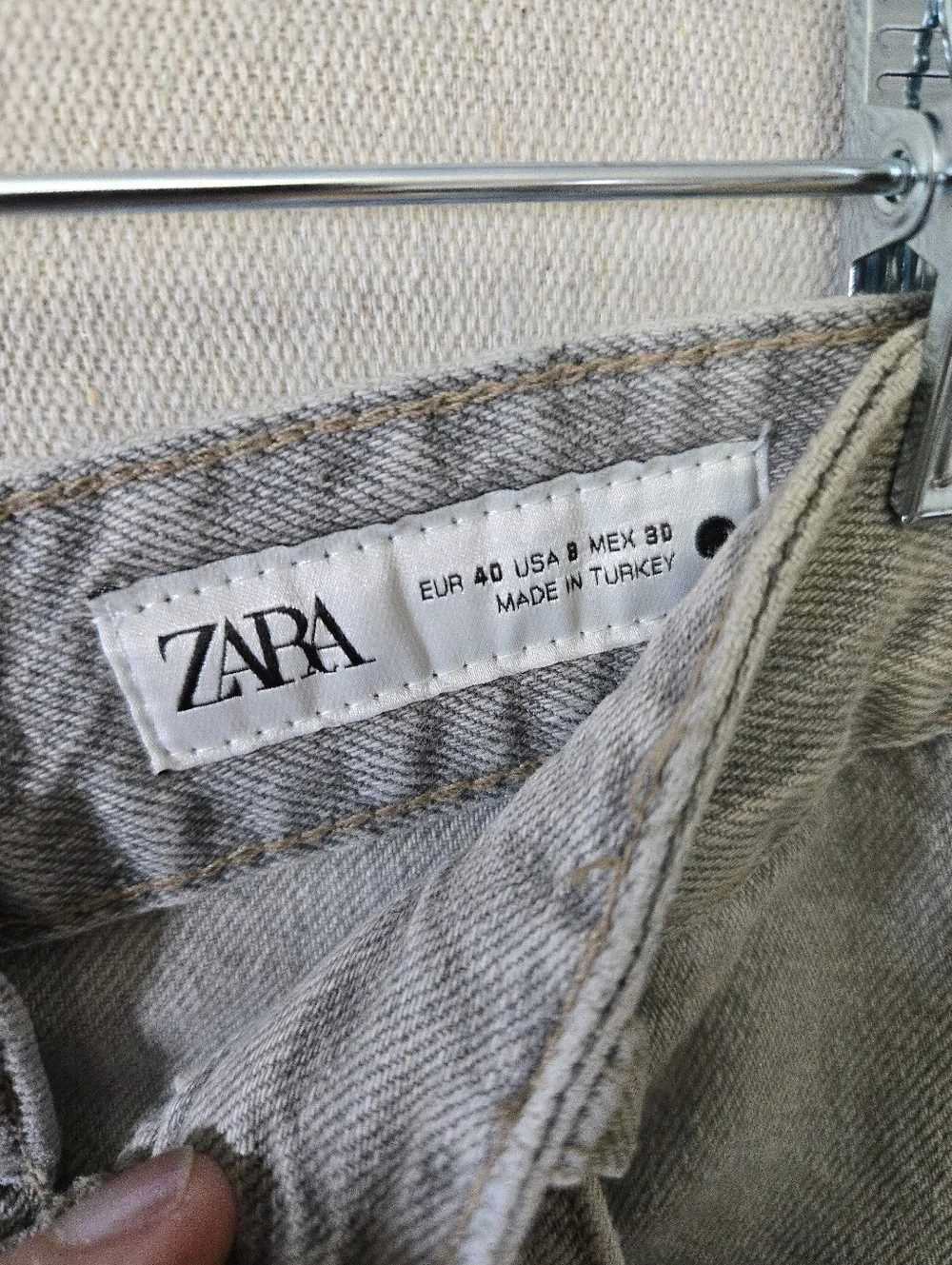 Zara Light Gray Denim Jeans with Subtle Stitching